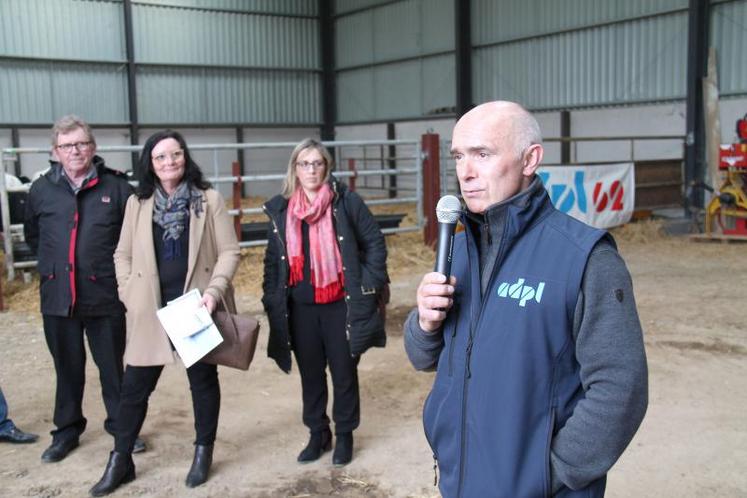 L’ADPL 62 et Serge Capron son président, ont accueilli la délégation nationale de la FNPL mardi 19 mars chez Hervé Bertrand, éleveur laitier à Pelves (62).