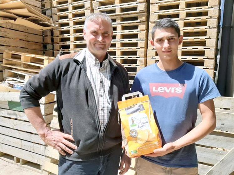 Laurent Vindevogel et l’un de ses fils, Louis participent à leur manière à l’aide aux personnes en précarité en leur offrant des pommes de terre de leur exploitation.