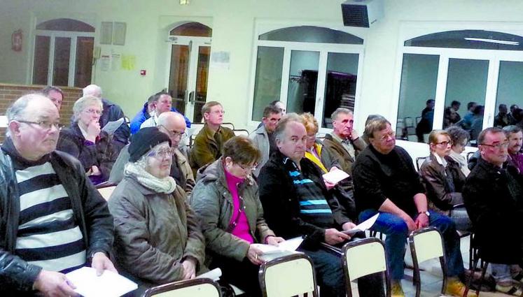 Comme à Amiens le 23 avril, les agriculteurs sont venus nombreux
à Villers-Carbonnel le 18 avril à la réunion d'information sur le dossier Pac organisée par la Fdsea.