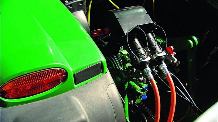 Le tracteur John Deere 6210 RE reçoit deux prises électriques qui peuvent délivrer une puissance de 20 kW.