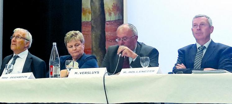 De gauche à droite à la tribune : Xavier Flinois, Marie-Andrée Dégardin, Sylvain Versluys, Denis Bollengier.