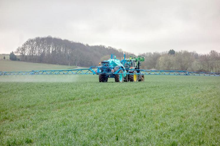 Le tribunal administratif de Rennes a suspendu l’arrêté anti-pesticides de Daniel Cueff, maire de Langouet. Mais l’affaire fait encore parler d’elle.