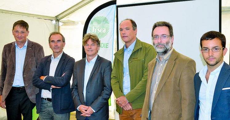 De g. à dr. : Jean-Michel Serres (LR),  François Veillerette (EELV),Fabien Roussel (PCF), Sébastien Véron (Nous, citoyens), Yves Dupille (FN), Jean-Philippe Tanguy (Debout la République).