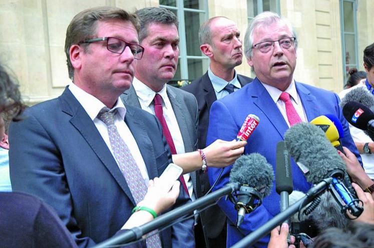 Paul Auffray, président de la FNP (au centre), et Guillaume Roué, président d'Inaporc (à droite), à la sortie de la table ronde.