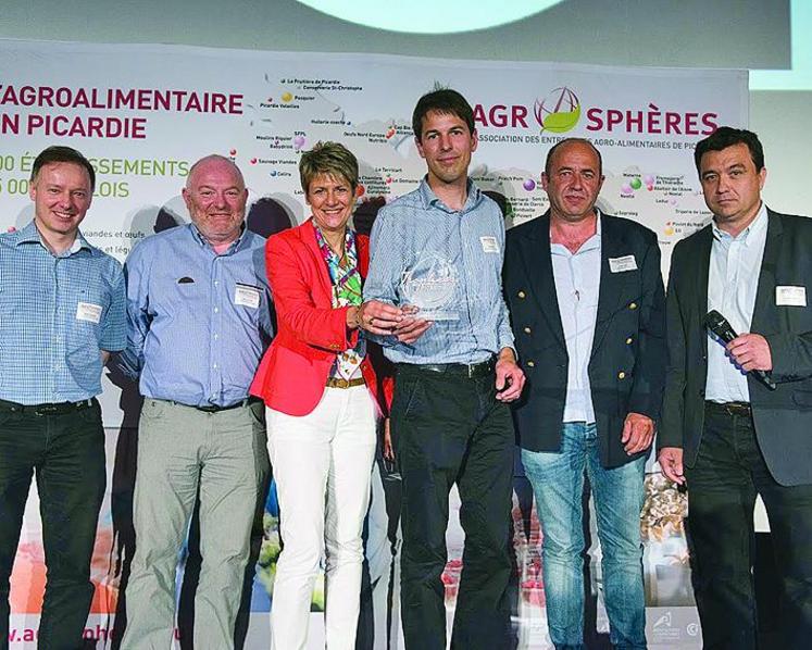 Laurent Degenne (à droite), président de Frsea, aux côtés de quelques lauréats picards.