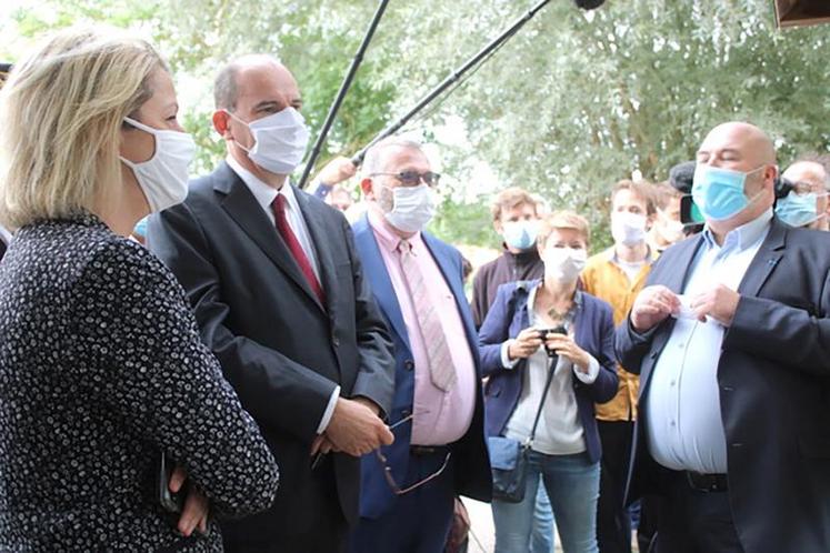 À Boves, puis à Poix-de-Picardie, Jean Castex entouré de sa ministre de la Transition écologique, Barbara Pompili et Joël Giraud, secrétaire d’État chargé de la ruralité a illustré le «en même temps» cher au président de la République, Emmanuel Macron.