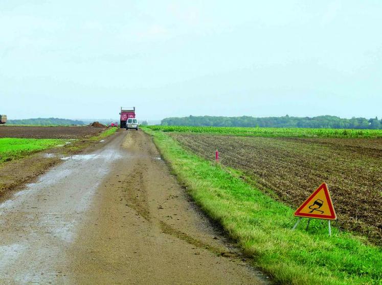 Les chantiers sont signalés par des panneaux explicites, incitant à la prudence.