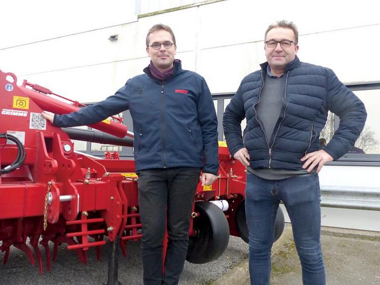 Arnaud Dupuy (à d.) a notamment choisi d’acheter une fraise Grimme, car il bénéficie du service 
après-vente de son concessionnaire Agri Santerre et des conseils de Jean-Baptiste Chombart (à g.).