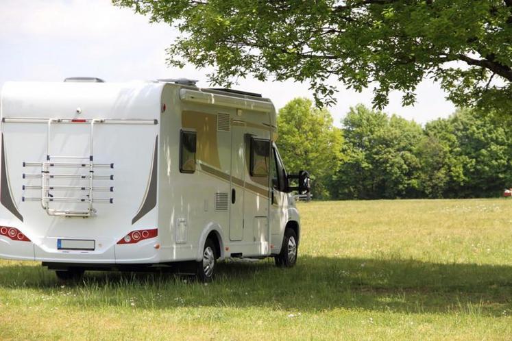 Parmi les activités, les camping-caristes «privilégient les visites de villes et de villages (87 %) et les balades à pied (80 %)».