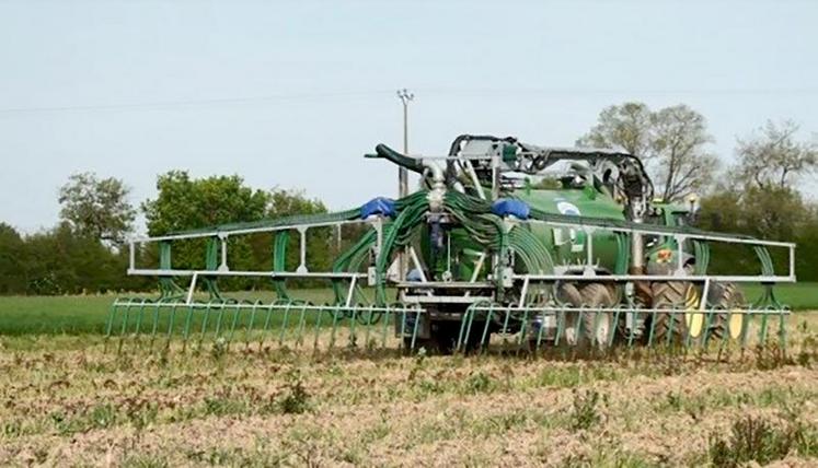 Pour éviter les pertes qui peuvent être très importantes, il faut incorporer les lisiers et fumiers de volailles dans 
les 2-3 heures qui suivent l’épandage.