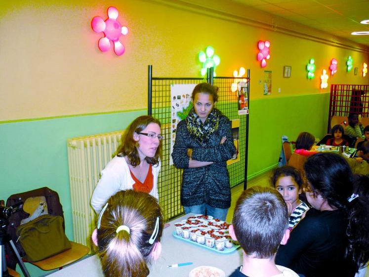 Les enfants ont dégusté les yaourts et fromages de la ferme de Guiscard.