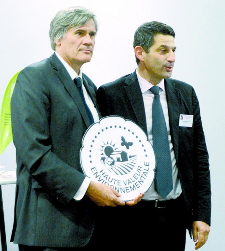Stéphane Le Foll et Thomas Montagne présentent le logo HVE.
