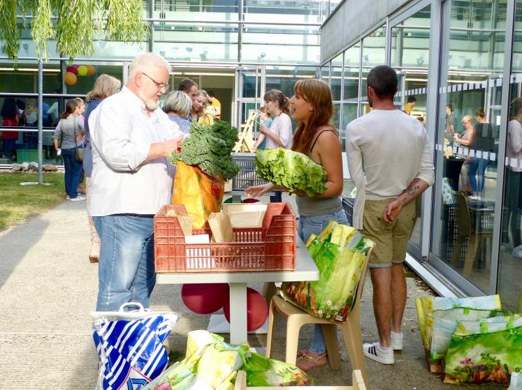 La Ruche qui dit Oui du lycée Sainte-Colette était inaugurée ce 20 septembre, avec les treize producteurs partenaires.