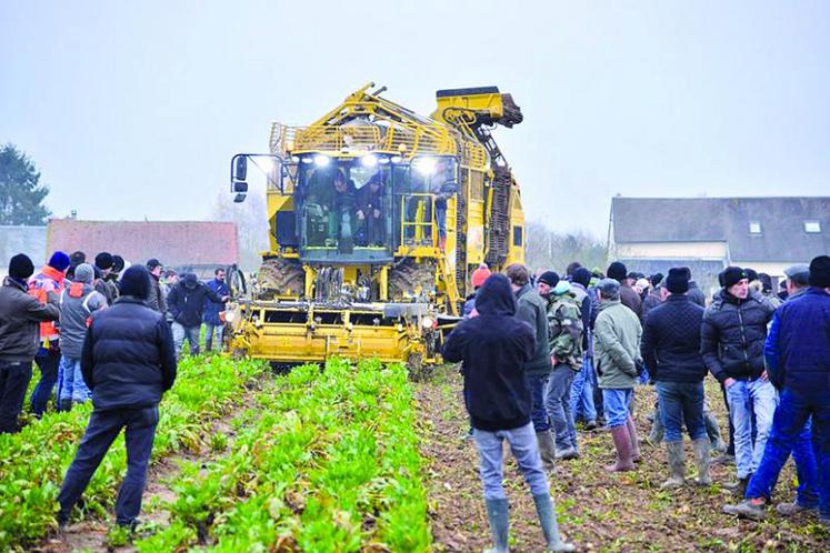 Les visiteurs de sont pressés autour de la Tiger 5 au travail.