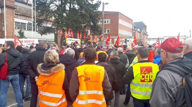 Quatre cents personnes selon la DCRG, cinq cents selon les syndicats, s’étaient mobilisées à l’appel des centrales syndicales pour manifester contre la fermeture de la sucrerie d’Eppeville.