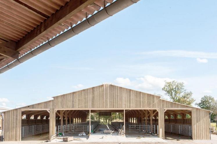 Un exemple de l’impact de la loi de finances : les bâtiments servant aux exploitations rurales sont exonérés de la taxe foncière, à condition qu’ils soient affectés à un usage agricole de manière permanente et exclusive.