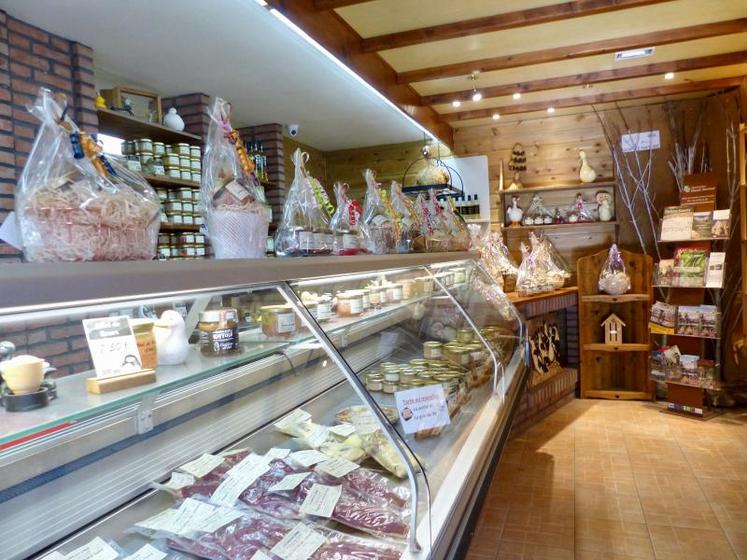 En période de fêtes de fin d’année, jusqu’à huit mille personnes se bousculent dans la boutique..