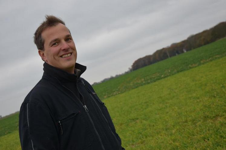 Au premier plan, la partie de la parcelle qu’il a ressemée en herbe. En arrière plan, la culture de colza.