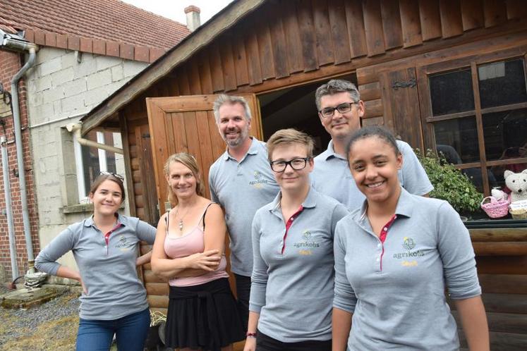 L’équipe d’Agrikolis, avec ses deux fondateurs (Cédric Guyot et Guillaume Belissent), chez Béatrice Maire (deuxième au premier plan en partant de la gauche), agricultrice à Beuvraignes.