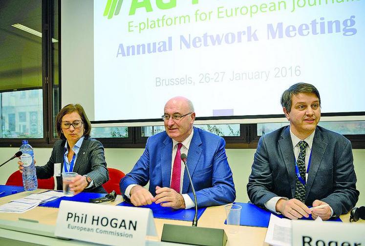 Le commissaire Phil Hogan (ici devant une assemblée de journalistes fin janvier à Bruxelles) s’est exprimé sur la situation du marché du lait européen.