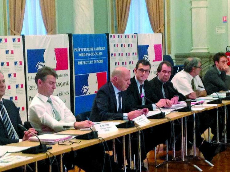 Le secrétaire général aux affaires régionales, Pierre Clavreuil (au micro, au centre), redonne le déroulé de la procédure de concertation.