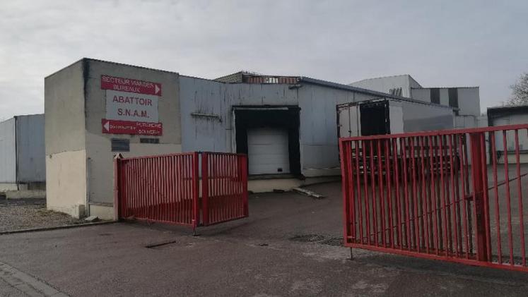 En attendant qu’un nouvel abattoir soit construit, des travaux devront être engagés dans l’outil actuel pour répondre aux normes administratives de l’Etat. Coût estimé : 300 000 €.