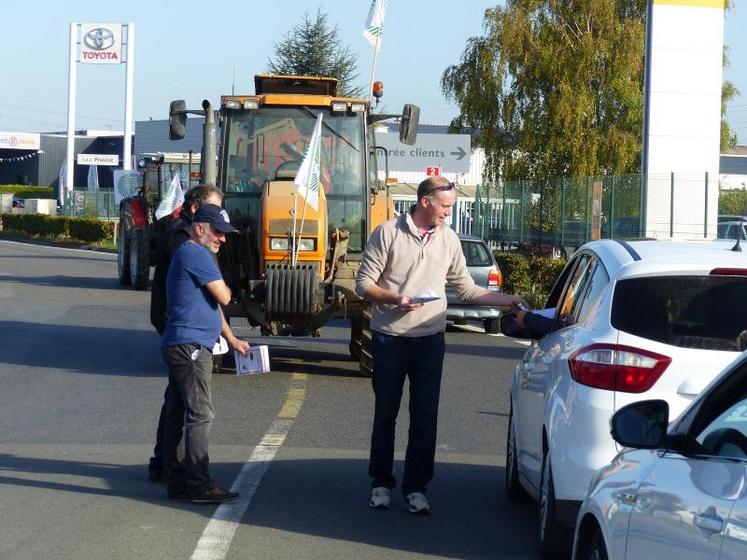 Les agriculteurs faisaient une action de communication aux consommateurs devant des hypermarchés E.Leclerc de la Somme.