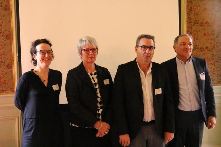 De gauche à droite : Elise Bourmeau, directrice de l’UFS, Laurence Carré, responsable des stations de semences d’Agrial, Pascal Mombled, directeur général de Semences de France, et Denis Gentilhomme, directeur des sites Limagrain Europe et France.