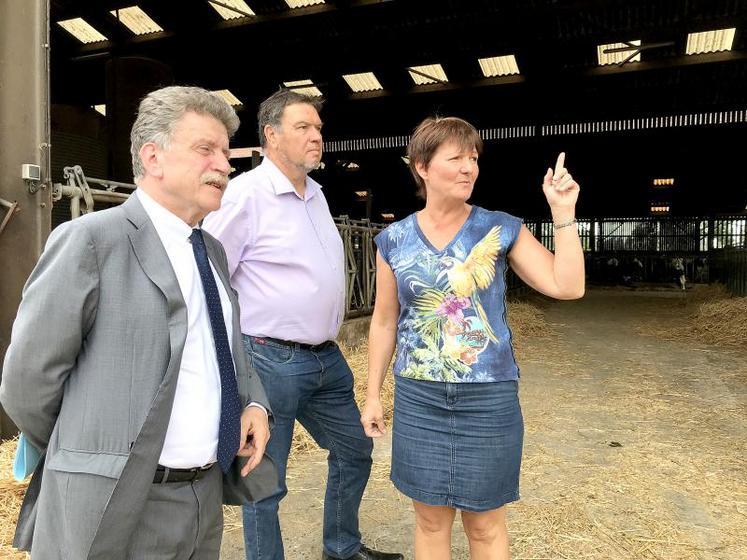 Michel Lalande, préfet du Nord et des Hauts-de-France, Laurent Verhaeghe, président de la FDSEA 59, et Christine Delefortrie, éleveuse dans la plaine de la Lys. 