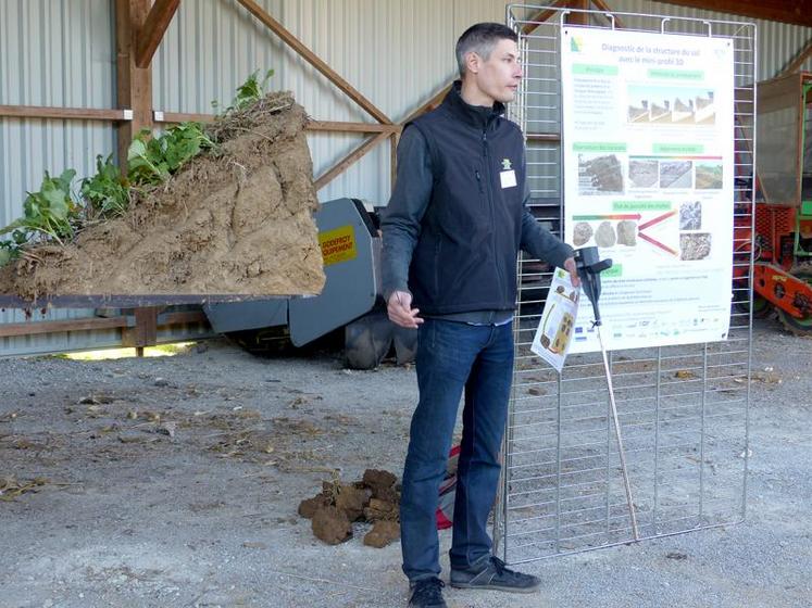 Le mini-profil 3D, qui consiste à prélever un bloc de sol à l’aide des palettes d’un chargeur télescopique, permet un diagnostic rapide de l’état structural du sol en surface et en profondeur. 