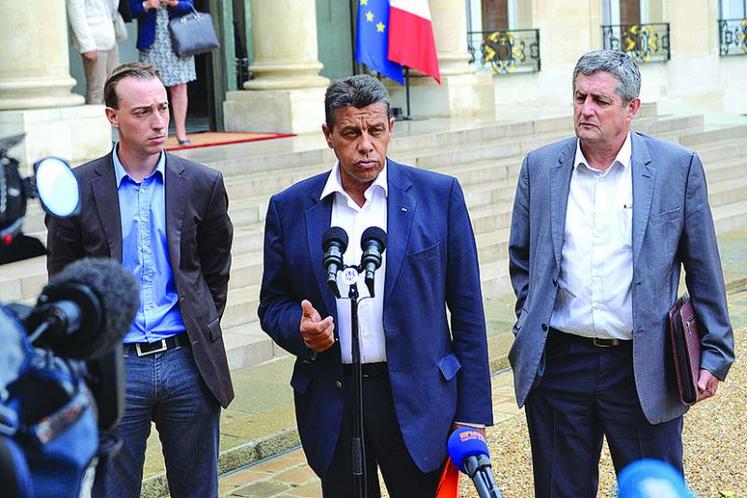 Thomas Diemer, Xavier Beulin et Dominique Barrau à la sortie de leur rendez-vous avec le Président de la République, le Premier ministre, et le ministre de l'Agriculture à l'Elysée le 24 août 2015.