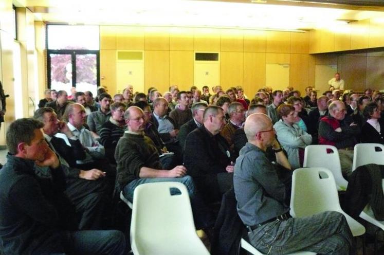 Salle comble à Oisemont pour la réunion de présentation du projet de micro abattoir. La souscription est lancée pour constituer l’association qui pilotera le futur outil, dont l’équilibre de fonctionnement est cohérent avec les besoins locaux.