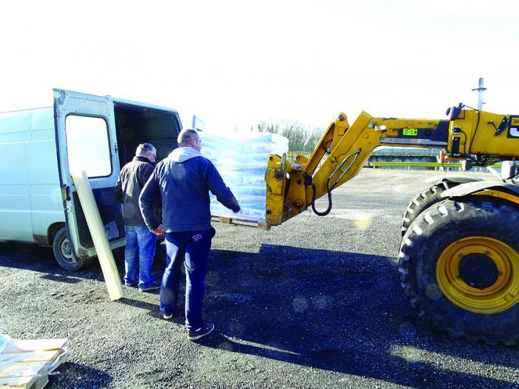Livraison du sucre chez un apiculteur.