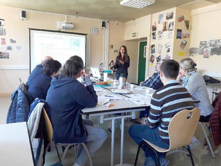 Le docteur Cindy Jouve anime la formation «Initiation aux médecines 
complémentaires en élevage laitier», organisée par Avenir conseil élevage. 