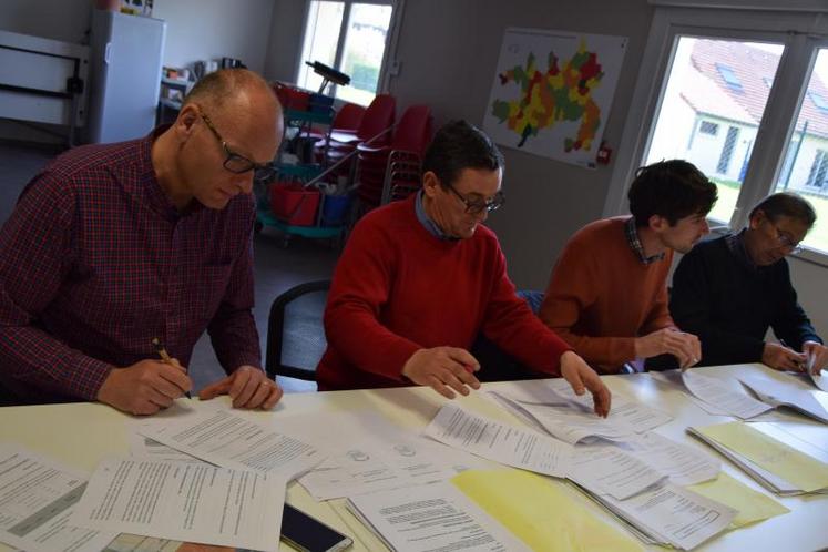 Signature du contrat entre les trois agriculteurs et le Siep du Santerre représenté par Philippe Cheval (à dr.).
