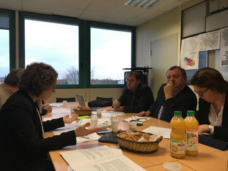 Le député de la 4e circonscription Jean-Claude Leclabart, entouré de son collaborateur Nicolas Blin, et d’Emmanuelle Steuperaert, collaboratrice de Barbara Pompili.