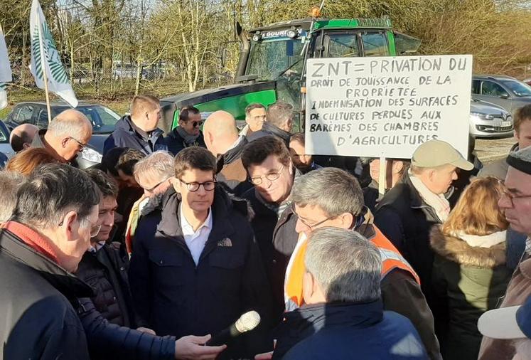 Luc Maurer (au centre) lors d'un échange avec la profession agricole sur le sujet des ZNT, à Amiens, en janvier dernier.