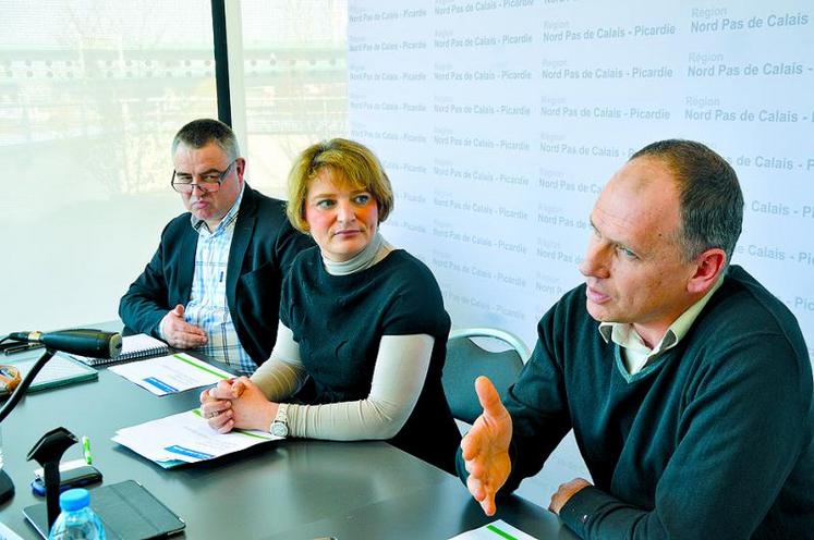 De g. à dr. : Christophe Buisset, président de la Chambre régionale d’agriculture Nord-Pas-de-Calais-Picardie ; Marie-Sophie Lesne, vice-présidente du Conseil régional Nord-Pas-de-Calais-Picardie, en charge de l’agriculture et de l’agroalimentaire ; Ludovic Cauchois, président du GIE Lait-Viande Nord-Picardie.