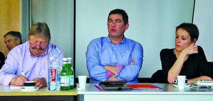 Pour Paul Auffray (au centre) «les éleveurs français sont reconnus pour leur performance et leur technicité, 
mais le renouvellement des générations est inexistant, on perd 300 élevages par an et la production a dévissé de 10 %». 
Ils est entouré de Jeff Trebaol et Caroline Tailleur.