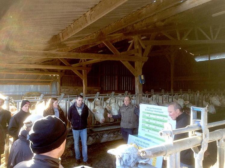 Olivier Parcy du Gaec du Bois Roland présente les orientations 
et résultats génétiques du troupeau.