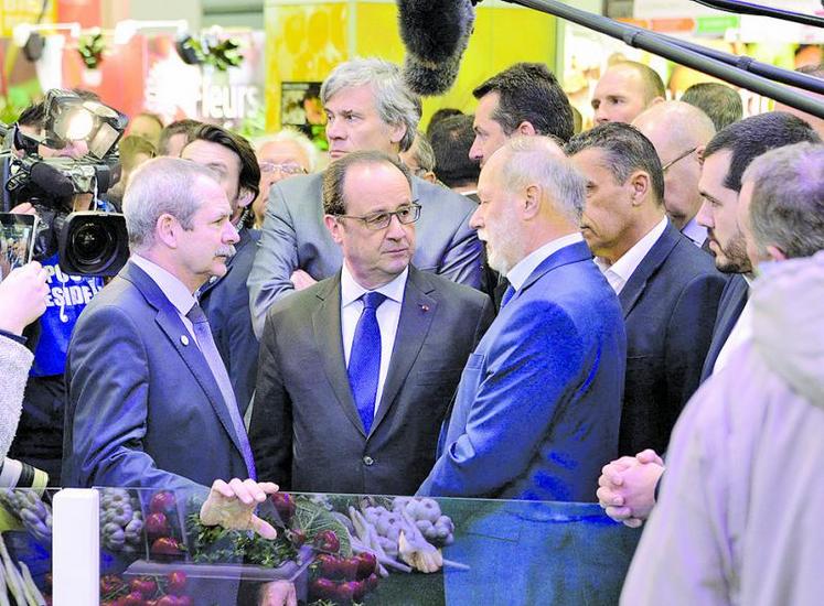 Visite de François Hollande au Salon de l’agriculture 2016. On reconnaît Jacques Rouchaussé, président de Légumes de France, Stéphane Le Foll, ministre de l’Agriculture, Bruno Dupont, président d’Interfel, et Xavier Beulin, président de la FNSEA.