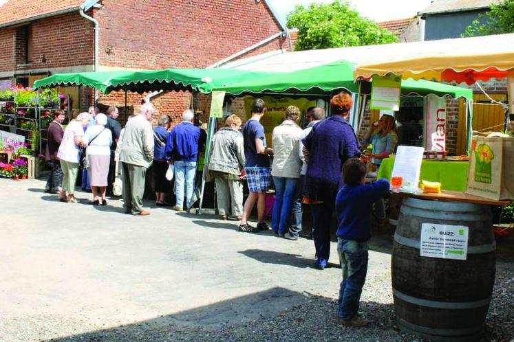 Le traditionnel marché Bienvenue à la ferme «une somme de gourmandises» quitte cette année Dompierre-Becquincourt et s’installe à Démuin, à la cidrerie A z’Erondes. Une douzaine de producteurs proposent diverses animations culinaires avec une chef cuisinière, une tombola et l’incontournable livret de recettes.