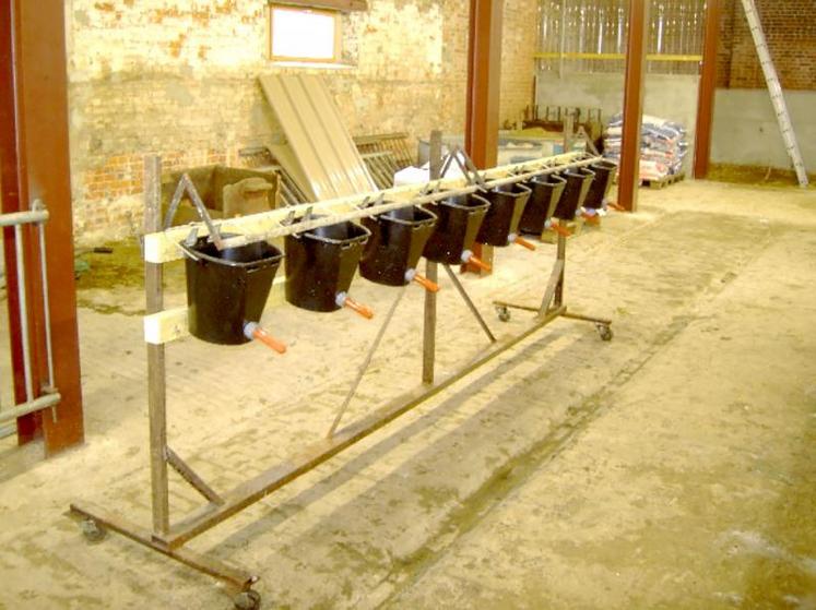 Le plus du porte-seaux à roulettes est qu’il permet de faire boire huit veaux en même temps, et que sa hauteur est réglable. Le moins, c’est qu’il est nécessaire d’avoir un couloir d’alimentation plutôt bétonné et plat. De plus, il faut disposer 
d’un minimum d’espace pour manipuler l’ensemble.