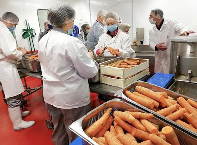 La cuisine centrale d’Amiens s’est équipée d’une légumerie en 2018 pour proposer des légumes frais et locaux dans ses menus. Elle traite, par exemple, 1,2 t de carottes pour la garniture de sept mille plats.