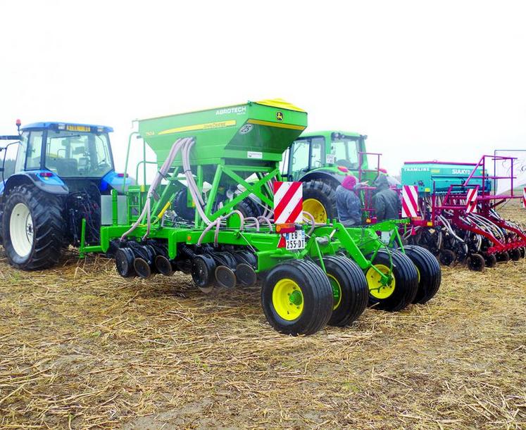 Plusieurs semoirs de différentes marques étaient présents.  Leurs propriétaires ont présenté leurs avantages et inconvénients.