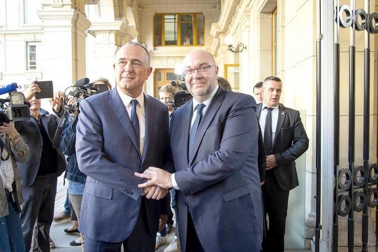 Lors de la passation de pouvoirs avec Stéphane Travert (à droite) le 16 octobre, Didier Guillaume (à gauche) a qualifié 
la rue de Varenne de «ministère fabuleux et formidable». 