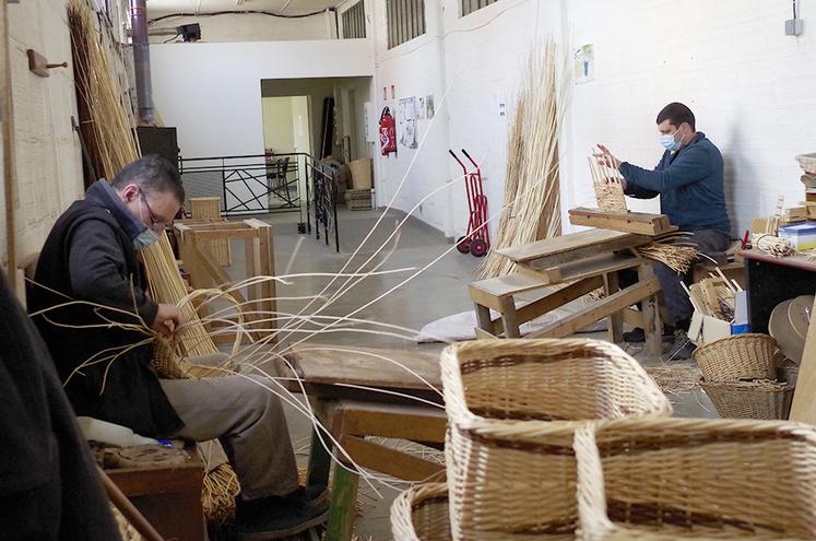Quatre vanniers s’affairent toujours au Boisle, dont Jacques (au premier plan) qui a tressé sont premier panier en 1978. 