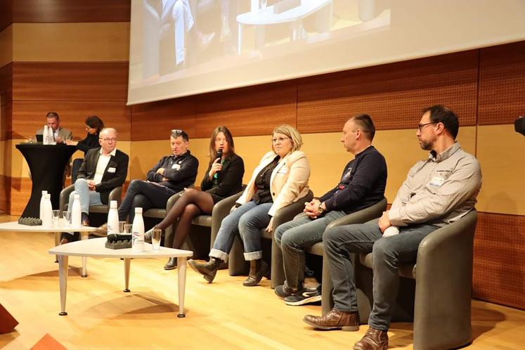 Lors de tables rondes, agriculteurs, gestionnaires de collèges, élus locaux, représentants de la Chambre d’agriculture  ou distributeurs ont échangé sur les clés de la réussite du développement des circuits courts. 