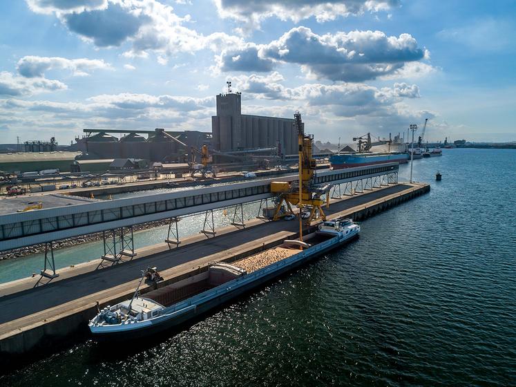 Après l’installation d’un nouveau portique de chargement, une autre phase de travaux devrait être  prochainement lancée pour un montant de 22 millions d’euros sur le port de Dunkerque  par Nord Céréales. 