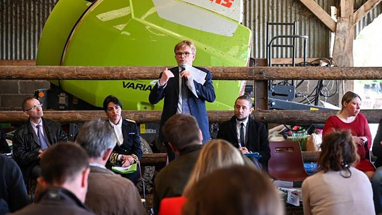 Le ministre de l’Agriculture et de la Souveraineté alimentaire, Marc Fesneau, a annoncé à l’occasion d’un déplacement dans l’Oise sur un élevage laitier en agriculture biologique, un panel de mesures réaffirmant le soutien du gouvernement au secteur de l’agriculture biologique. 